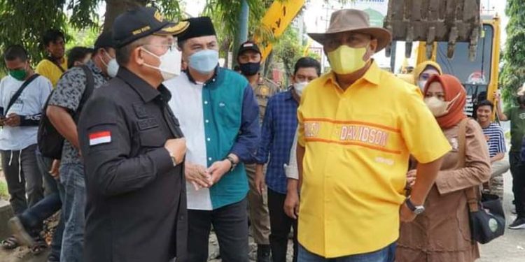 Ketua DPRD Kota Gorontalo Haridi Sidiki saat menghadiri pekerjaan rekonstruksi jalan prof. Dr. Jhon Aryo Katili Kota Gorontalo. Sabtu (16/4/2022).(Foto Arif Masui)