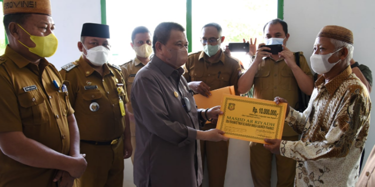 Gelar Safari Ramadan di Pohuwato, Wagub Serahkan Bantuan Hibah
