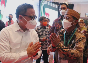 Sekda Darda Daraba menyapa Kepala Lembaga Kebijakan Pengadaan Barang/Jasa Pemerintah Abdullah Azwar Anas usai acara Aksi Afirmasi Pembelian dan Pemanfaatan Produk Dalam Negeri Dalam Rangka Bangga Buatan Indonesia yang diselenggarakan di Assembly Hall, Jakarta Convention Center (JCC) Senayan Jakarta, Senin (25/4/2022). (Foto: Zakir BPPG)