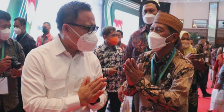 Sekda Darda Daraba menyapa Kepala Lembaga Kebijakan Pengadaan Barang/Jasa Pemerintah Abdullah Azwar Anas usai acara Aksi Afirmasi Pembelian dan Pemanfaatan Produk Dalam Negeri Dalam Rangka Bangga Buatan Indonesia yang diselenggarakan di Assembly Hall, Jakarta Convention Center (JCC) Senayan Jakarta, Senin (25/4/2022). (Foto: Zakir BPPG)