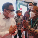 Sekda Darda Daraba menyapa Kepala Lembaga Kebijakan Pengadaan Barang/Jasa Pemerintah Abdullah Azwar Anas usai acara Aksi Afirmasi Pembelian dan Pemanfaatan Produk Dalam Negeri Dalam Rangka Bangga Buatan Indonesia yang diselenggarakan di Assembly Hall, Jakarta Convention Center (JCC) Senayan Jakarta, Senin (25/4/2022). (Foto: Zakir BPPG)