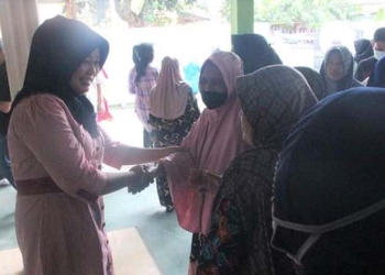 Anggota DPRD Kota Gorontalo, Lenny Ontalu bersama warga Kelurahan Tapa saat melakukan reses. (Foto: Farun/Gopos)