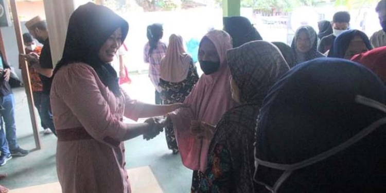 Anggota DPRD Kota Gorontalo, Lenny Ontalu bersama warga Kelurahan Tapa saat melakukan reses. (Foto: Farun/Gopos)