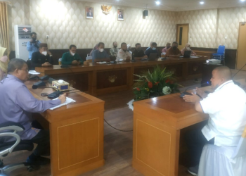 Wagub Gorontalo H. Idris Rahim (kiri) memimpin rapat pengendalian pendistribusian Jenis BBM Tertentu dan Jenis BBM Penugasan Khusus di ruangan Huyula Gubernuran Gorontalo, Kamis (7/4/2022). (Foto: Gusti)