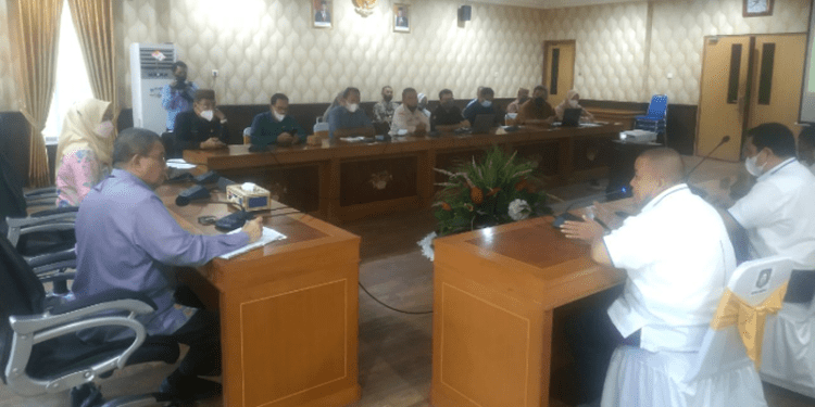 Wagub Gorontalo H. Idris Rahim (kiri) memimpin rapat pengendalian pendistribusian Jenis BBM Tertentu dan Jenis BBM Penugasan Khusus di ruangan Huyula Gubernuran Gorontalo, Kamis (7/4/2022). (Foto: Gusti)