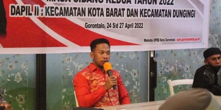 Anggota DPRD Kota Gorontalo, Supangkat Ramadhan Nusi Ketika bertatap muka dengan masyarakat Kecamatan Kota Barat Kota Gorontalo. (Foto dok. humas)