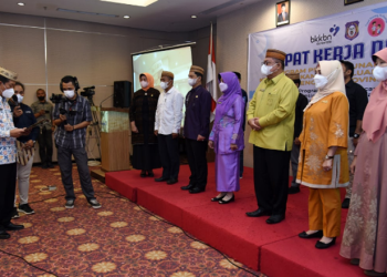 Deputi Kepala BKKBN Bidang Advokasi, Penggerakan, dan Informasi, Sukaryo Teguh Santoso, (kiri), mengukuhkan Tim Pelaksana Percepatan Penurunan Stunting Provinsi Gorontalo di Hotel Maqna, Kota Gorontalo, Kamis (14/4/2022). (Foto: Haris)