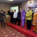 Deputi Kepala BKKBN Bidang Advokasi, Penggerakan, dan Informasi, Sukaryo Teguh Santoso, (kiri), mengukuhkan Tim Pelaksana Percepatan Penurunan Stunting Provinsi Gorontalo di Hotel Maqna, Kota Gorontalo, Kamis (14/4/2022). (Foto: Haris)