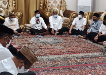 Pemerintah Provinsi (Pemprov) Gorontalo menggelar adat Tonggeyamo untuk penetapan 1 Ramadan 1443 Hijriah, bertempat di rumah jabatan gubernur, Jumat malam, (1/4/2022). (Foto: Nova)