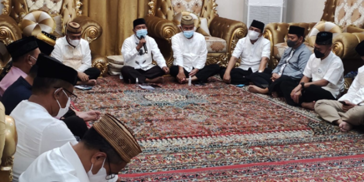 Pemerintah Provinsi (Pemprov) Gorontalo menggelar adat Tonggeyamo untuk penetapan 1 Ramadan 1443 Hijriah, bertempat di rumah jabatan gubernur, Jumat malam, (1/4/2022). (Foto: Nova)