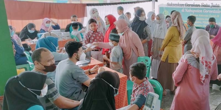 Antusias masyarakat dalam mensukseskan program gerakan "1 Juta Vaksin Booster" yang dilaksanakan Polres Gorontalo Utara. (foto.istimewa)