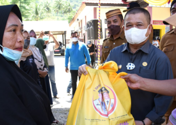 Wagub Gorontalo H. Idris Rahim (tengah), menyerahkan BLP3G kepada keluarga penerima manfaat di Kecamatan Kabila Bone, Kabupaten Bone Bolango, Selasa (19/4/2022). (Foto: Haris)