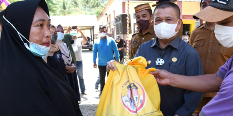 Wagub Gorontalo H. Idris Rahim (tengah), menyerahkan BLP3G kepada keluarga penerima manfaat di Kecamatan Kabila Bone, Kabupaten Bone Bolango, Selasa (19/4/2022). (Foto: Haris)