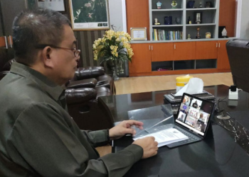 Wagub Gorontalo H. Idris Rahim memberikan sambutan secara virtual pada Rapat Paripurna DPRD Provinsi Gorontalo dalam rangka permohonan persetujuan pemindahtanganan BMD, Senin (25/4/2022). (Foto: Adc)
