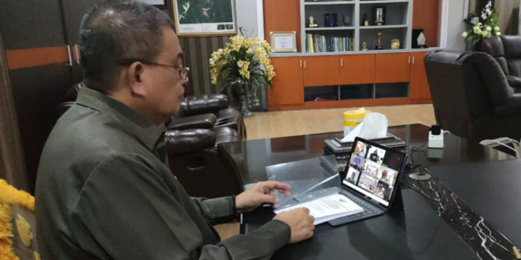 Wagub Gorontalo H. Idris Rahim memberikan sambutan secara virtual pada Rapat Paripurna DPRD Provinsi Gorontalo dalam rangka permohonan persetujuan pemindahtanganan BMD, Senin (25/4/2022). (Foto: Adc)