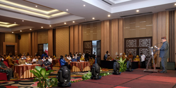 Wagub Gorontalo H. Idris Rahim memberikan sambutan pada Musrenbang dalam rangka penyusunan RKPD tahun 2023 di Hotel Aston, Kota Gorontalo, Senin (18/4/2022). (Foto: Haris)
