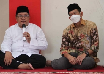Wali Kota Blitar Santoso (kiri), dan Sekretaris Daerah Kota Blitar, Priyo Suhartono saat menghadiri HIT Autis Center Kota Blitar yang ke 7, Jum'at (8/4/2022). (Foto: Thoha/Gopos)
