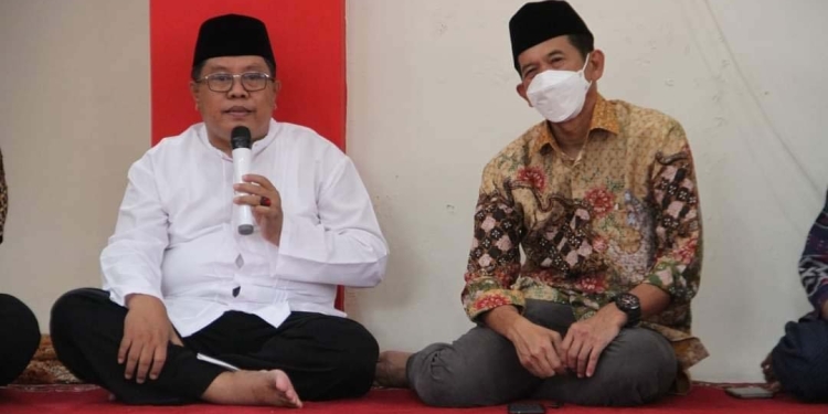 Wali Kota Blitar Santoso (kiri), dan Sekretaris Daerah Kota Blitar, Priyo Suhartono saat menghadiri HIT Autis Center Kota Blitar yang ke 7, Jum'at (8/4/2022). (Foto: Thoha/Gopos)