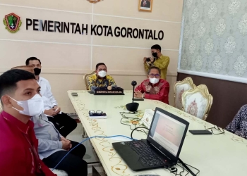 Wali Kota Gorontalo, Maten Taha, bersama jajaran Organisasi Perangkat Daerah (OPD) Kota Gorontalo mengikuti pembukaan Mesrembang Nasional, secara daring di Rudis Wali Kota Gorontalo, Kamis (28/4/2022). (Foto: Sari/Gopos)
