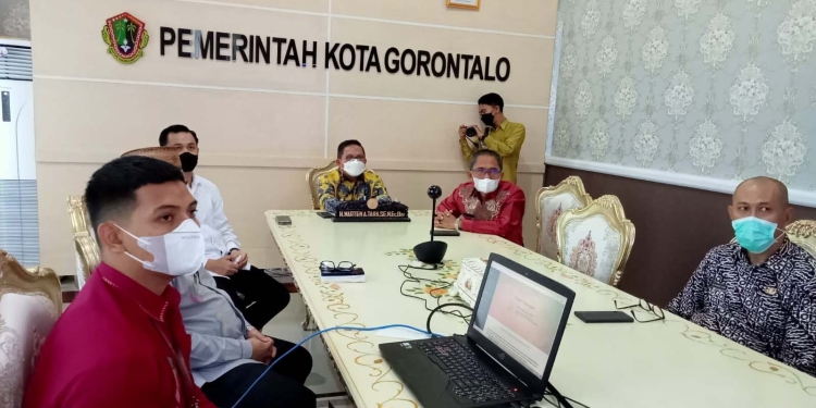 Wali Kota Gorontalo, Maten Taha, bersama jajaran Organisasi Perangkat Daerah (OPD) Kota Gorontalo mengikuti pembukaan Mesrembang Nasional, secara daring di Rudis Wali Kota Gorontalo, Kamis (28/4/2022). (Foto: Sari/Gopos)