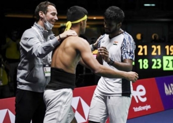 Pebulutangkis ganda putra India, Satwiksairaj Rankireddy (kanan) dan Chirag Shetty (tengah) meluapkan kegembiraanya dengan pelatih usai mengalahkan ganda putra Indonesia, Mohammad Ahsan dan Kevin Sanjaya Sukamuljo dalam pertandingan babak final Piala Thomas 2022 di Impact Arena, Bangkok, Thailand, Minggu (15/5/2022) sore WIB. (Suara.com)