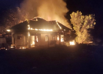 Sebuah rumah milik warga di jalan Trans Sulawesi, Desa Pongaila, Kecamatan Pulubala, Kabupaten Gorontalo ludes terbakar. Sebanyak 2 unit Damkar dan 12 personil Damkar Kabupaten Gorontalo dikerahkan untuk memadamkan api. (Foto: Istimewa)