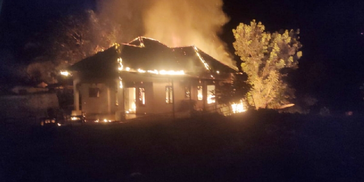 Sebuah rumah milik warga di jalan Trans Sulawesi, Desa Pongaila, Kecamatan Pulubala, Kabupaten Gorontalo ludes terbakar. Sebanyak 2 unit Damkar dan 12 personil Damkar Kabupaten Gorontalo dikerahkan untuk memadamkan api. (Foto: Istimewa)