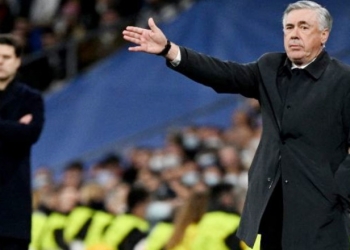 Gestur pelatih Real Madrid, Carlo Ancelotti pada laga Liga Champions kontra PSG di Santiago Bernabeu, Madrid, Spanyol, Kamis (10/3/2022) dini hari WIB. (Suara.com)