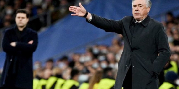 Gestur pelatih Real Madrid, Carlo Ancelotti pada laga Liga Champions kontra PSG di Santiago Bernabeu, Madrid, Spanyol, Kamis (10/3/2022) dini hari WIB. (Suara.com)