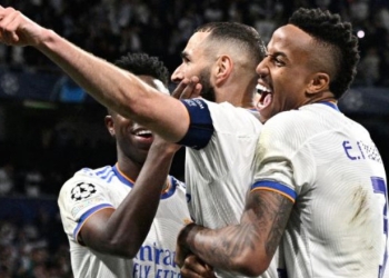 Pemain depan Real Madrid Karim Benzema (tengah) melakukan selebrasi dengan rekan setimnya Vinicius Junior (kiri) dan Eder Militao setelah usai mencetak gol saat pertandingan sepak bola leg kedua semifinal UEFA Liga Champions antara Real Madrid dan Manchester City di stadion Santiago Bernabeu, Madrid, Spanyol, Rabu (4/5/2022). (Suara.com)
