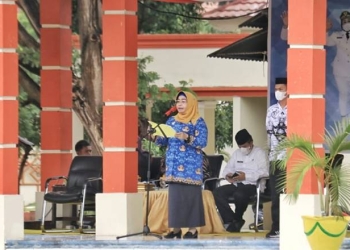 Wakil Bupati Pohuwato Suharsi Igirisa Memberikan Sambutan Peringatan Hardiknas, Jumat 13/05/2022 (Istimewa)