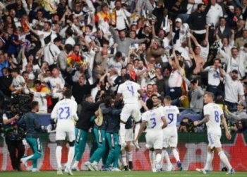 Para pemain Real Madrid merayakan gol Vinicius Junior pada pertandingan sepak bola final Liga Champions UEFA antara Liverpool dan Real Madrid di Stade de France di Saint-Denis, Paris, pada 28 Mei 2022. (Suara.com)