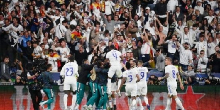 Para pemain Real Madrid merayakan gol Vinicius Junior pada pertandingan sepak bola final Liga Champions UEFA antara Liverpool dan Real Madrid di Stade de France di Saint-Denis, Paris, pada 28 Mei 2022. (Suara.com)