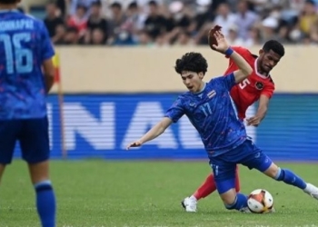 Pesepak bola Timnas Indonesia Ricky Kambuaya (kanan) berebut bola dengan pesepak bola Timnas Thailand Benjamin James Davis (kedua kanan) dalam pertandingan semifinal sepak bola SEA Games 2021 Vietnam di Stadion Thien Truong, Nam Dinh, Vietnam, Kamis (19/5/2022). (Suara.com)