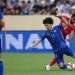 Pesepak bola Timnas Indonesia Ricky Kambuaya (kanan) berebut bola dengan pesepak bola Timnas Thailand Benjamin James Davis (kedua kanan) dalam pertandingan semifinal sepak bola SEA Games 2021 Vietnam di Stadion Thien Truong, Nam Dinh, Vietnam, Kamis (19/5/2022). (Suara.com)
