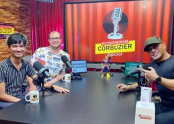Potret youtuber Deddy Corbuzier bersama pasangan gay Ragil Mahardika dan Frederik Vollert. (Twitter)