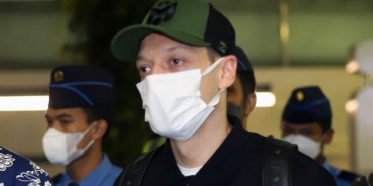 Mantan pesepak bola Timnas Jerman Mesut Ozil (kedua kanan) berjalan keluar setibanya di Bandara Soekarno Hatta, Tangerang, Banten, Selasa (24/5/2020). (Suara.com/Antara)