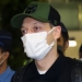 Mantan pesepak bola Timnas Jerman Mesut Ozil (kedua kanan) berjalan keluar setibanya di Bandara Soekarno Hatta, Tangerang, Banten, Selasa (24/5/2020). (Suara.com/Antara)