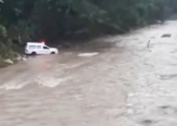 Ambulans menyeberangi sungai tanpa melewati jembatan. (Foto: Suara.com)
