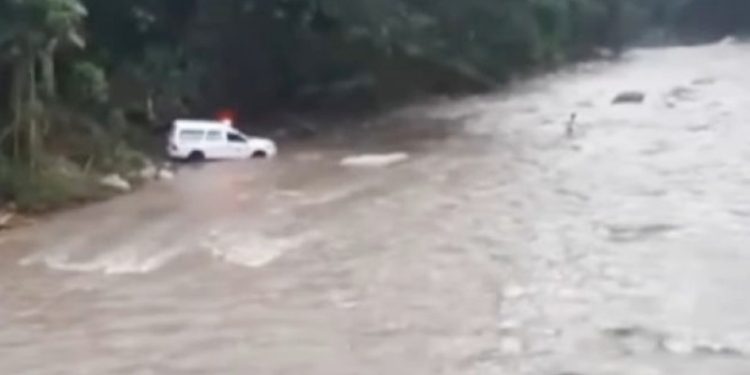 Ambulans menyeberangi sungai tanpa melewati jembatan. (Foto: Suara.com)