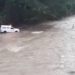 Ambulans menyeberangi sungai tanpa melewati jembatan. (Foto: Suara.com)