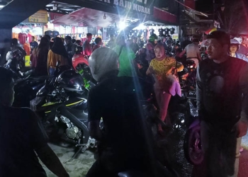 Aktivitas warga yang memadati pusat perbelanjaan pakaian di Kota Gorontalo menjelang akhir Ramadan 1443 H, Sabtu (30/4/2022). (farun/gopos)