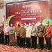 Pj Gubernur Gorontalo, Hamka Hendra Noer bersama Direktur Utama Bank Sulutgo, Revino M. Pepah saat foto bersama dengan para kepala daerah Kabupaten/Kota pada kegiatan Halal bi Halal di Grand Q Hotel Kota Gorontalo, Kamis (19/5/2022). (Foto Indra/Gopos)