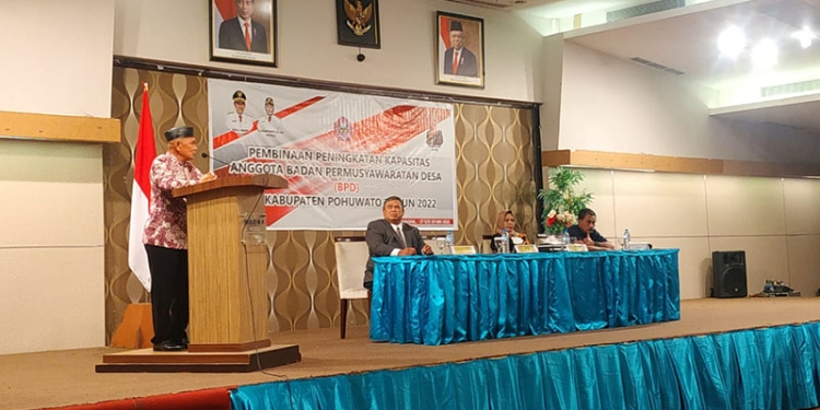 Bupati Pohuwato, Saipul Mbuinga, Memberikan Sambutan Pembinaan Peningkatan Kapasitas BPD se Kabupaten Pohuwato, di Hotel Maqna, Jum'at 27/05/2022 (Yusuf/Gopos)