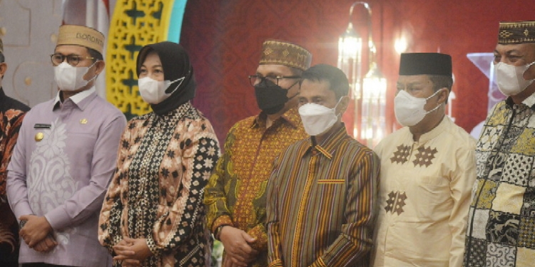 Bupati Gorontalo, Nelson Pomalingo saat menghadiri halal bihalal Bank SULUTGO di Hotel Grand-Q Kota Gorontalo, Kamis malam (19/5/2022). (Foto: Putra/Gopos)