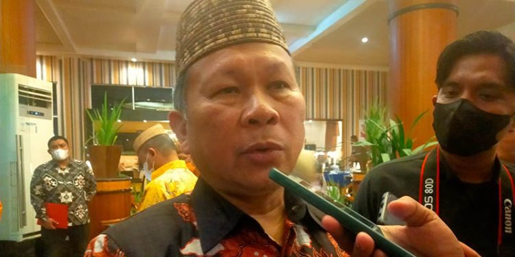 Direktur Utama Bank Sulutgo, Revino M. Pepah saat diwawancarai awak media usai pelaksanaan Halal bi Halal di Grand Q Hotel Kota Gorontalo, Kamis (19/5/2022). (Foto Istimewa)