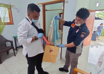 Tim Sat Reskrim Polres Gorontalo Kota melakukan olah tkp terkait dugaan penganiayaan yang menyebabkan seorang bocah perempuan meninggal. (istimewa)
