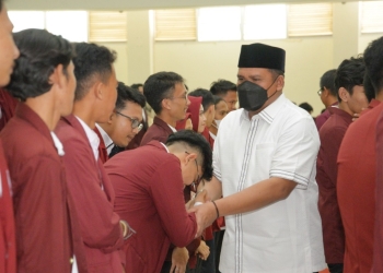 Rektor UNG, Eduart Wolok bersama mahasiswa UNG (dok. UNG)