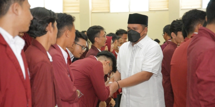 Rektor UNG, Eduart Wolok bersama mahasiswa UNG (dok. UNG)