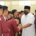 Rektor UNG, Eduart Wolok bersama mahasiswa UNG (dok. UNG)